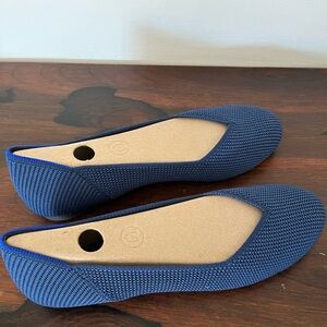 Size 8.5 women’s blue flats. Relisted due to postage issue.